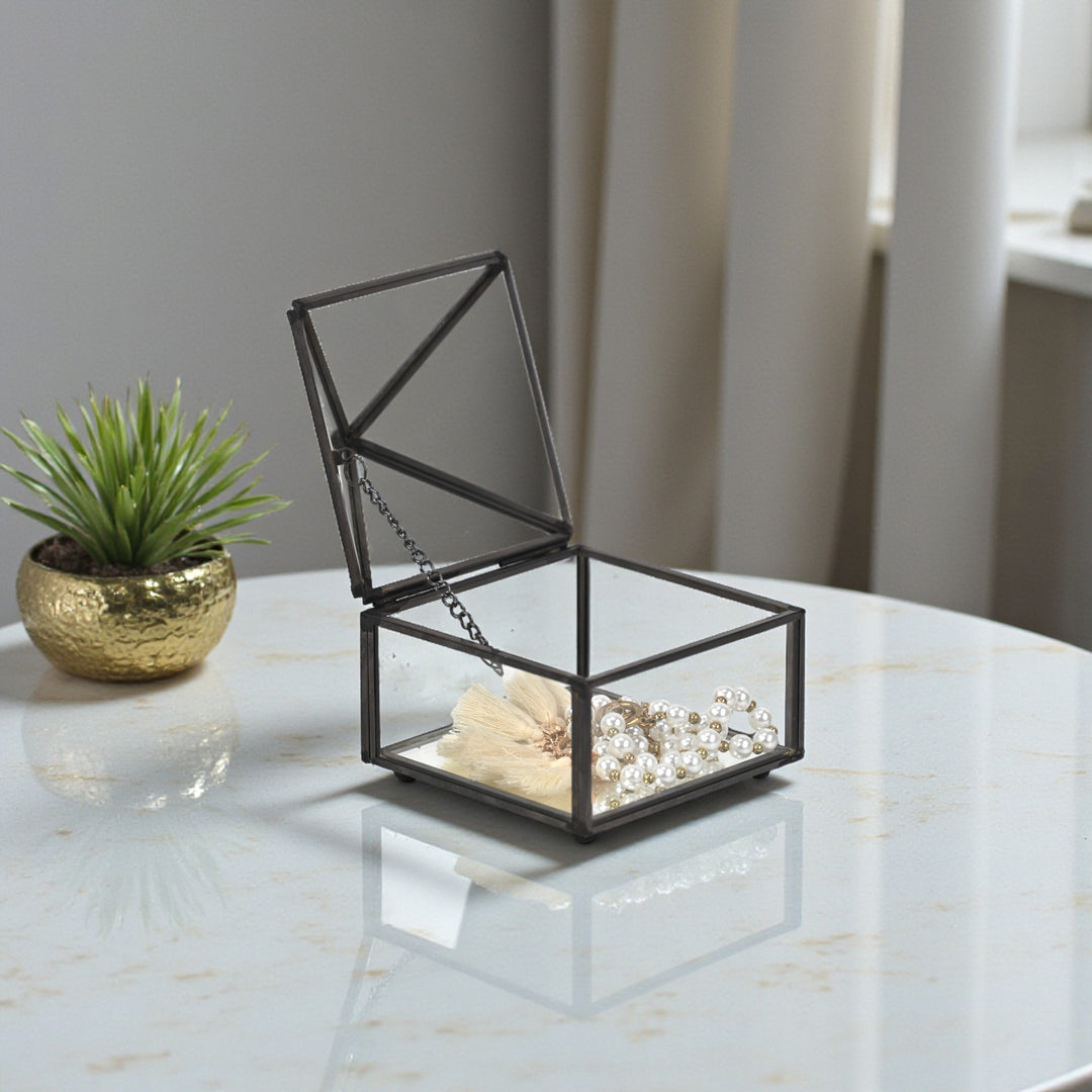 6257 - Vortial Glass Pyramid Box