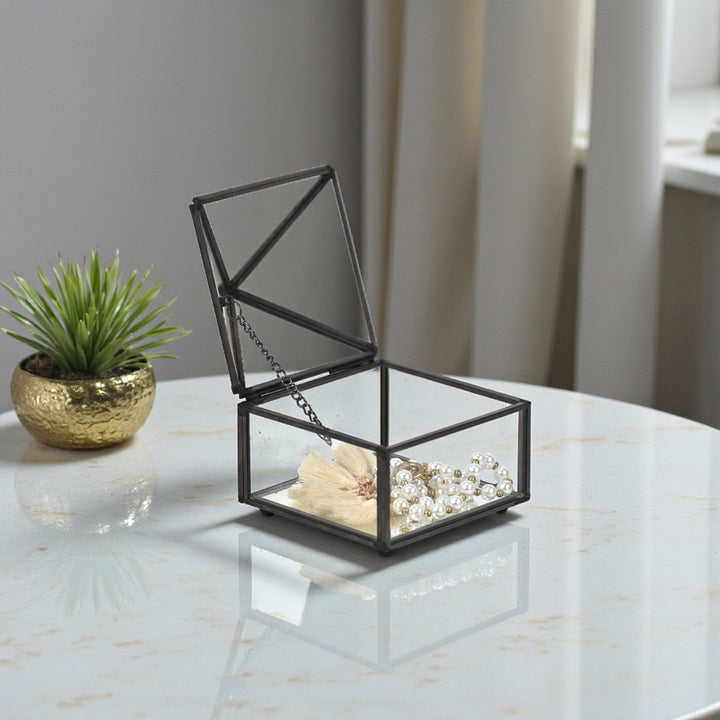 6257 - Vortial Glass Pyramid Box