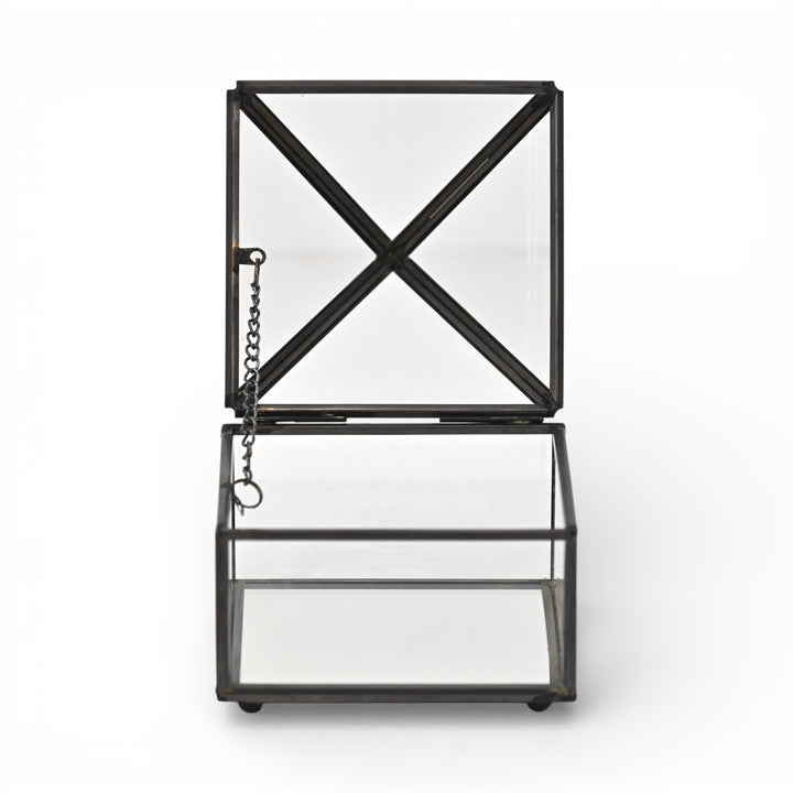 6257 - Vortial Glass Pyramid Box