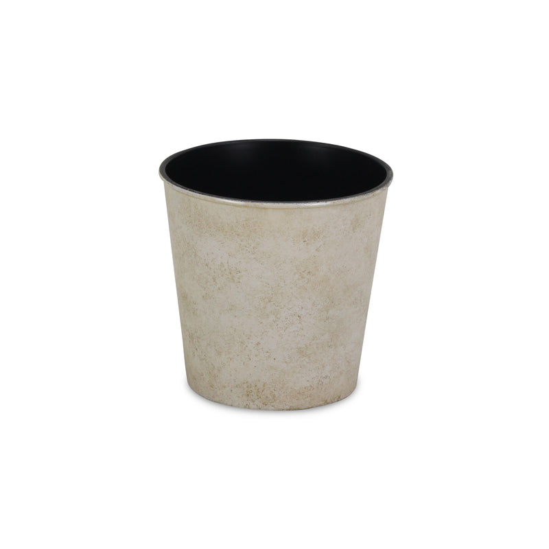 PP-105<p>5.25" Round Plastic Pot</p>